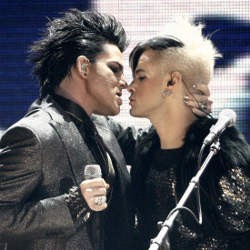 Cium Pria Dikritik, Adam Lambert Ogah Minta Maaf