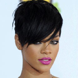 Meremas Dada Teman, Rihanna Disebut Biseks