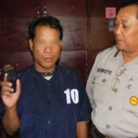 Embat HP PSK, Arifin Diamankan