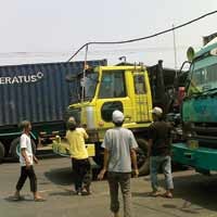 Kabel Telepon Terjulur Ke Jalan, Lalin Kalianak Macet
