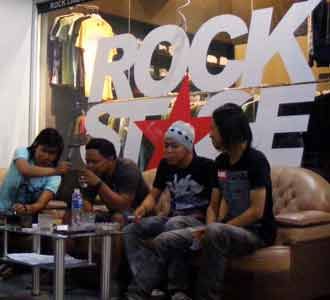 Melebur di Rock House