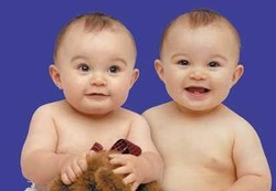 Menimang Bayi Kembar Tanpa Bikin Repot