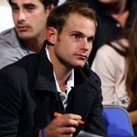 Roddick Bosan Cuma Menonton