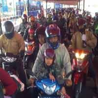 Pemudik Serbu Suramadu, Antrean Panjang Terjadi 