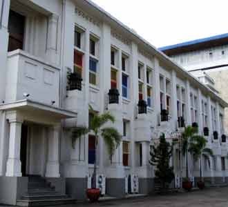 Melihat Gedung Karya Wolf Schoemaker