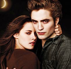 New Moon Kalahkan Dark Knight