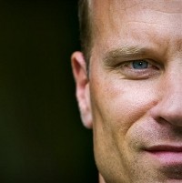 Bergkamp Ingin Melatih tapi Enggan Repot