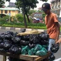 Mengais Rezeki dari Hitamnya Arang