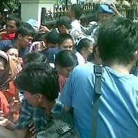 Warga Dorong-dorongan & Sapi Lepas di Lapangan Bhayangkara