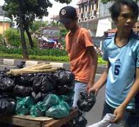 Mengais Rezeki Dari Hitamnya Arang