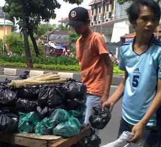 Mengais Rezeki Dari Hitamnya Arang