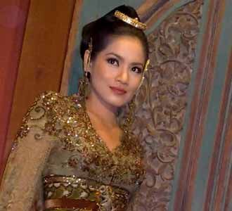 Titi Kamal Cantik Berkebaya