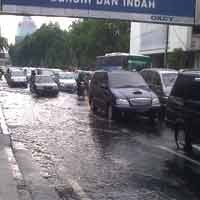 Hujan Turun, Jalan Utama di Surabaya Tergenang 
