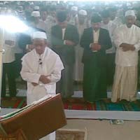 Ribuan Umat Islam Salat Id di Masjid Al Akbar