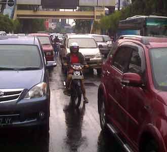 Hujan Sebentar, Surabaya Macet