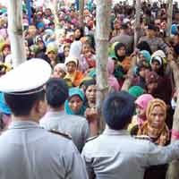 Demi Daging Kurban, Warga Rela Berdesak-desakan