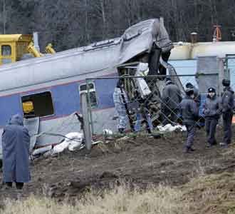 KA Tergelincir, 25 Orang Tewas