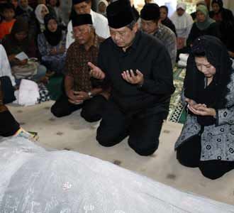 SBY Melayat Istri Bachtiar Chamsyah SBY Melayat Istri Bachtiar Chamsyah