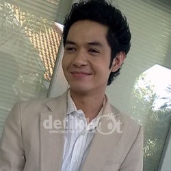 Mau Jadi Haji, Dude Herlino Belum Ada Waktu