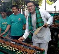 Surya Saputra Jadi Tukang Sate