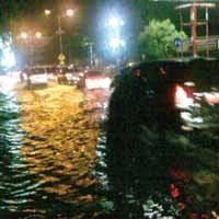 Hujan Berhenti, Jalanan Surabaya Tergenang Air 