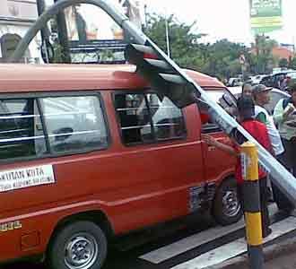 Traffic Light Roboh Timpa Angkot