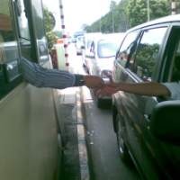 Gerbang Tol Padalarang Barat Antre 10 Kilometer