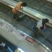 Ice Memanjat Pinggir Eskalator Lalu Menjatuhan Diri