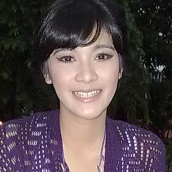 Naysilla Mirdad Pelajari Dua Agama