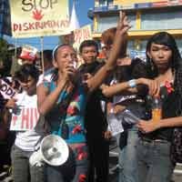 Jelang Hari HIV/AIDS, Puluhan Waria dan Gay Turun ke Jalan