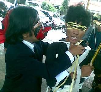 Aksi Teaterikal Dukung KPK