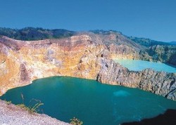 Bau Belerang Menyengat Tak Cegah Wisatawan Nikmati Indahnya Kelimutu