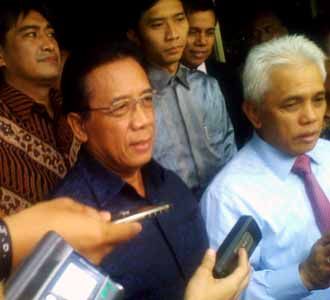 Hatta dan Trio Mallarangeng Laporkan Bendera