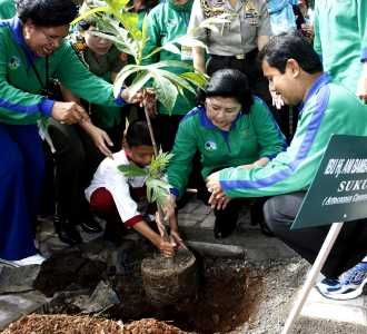 Ibu Ani Tanam Pohon