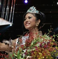 Puteri Indonesia 2009 Terharu Gara-gara Mesin Jahit