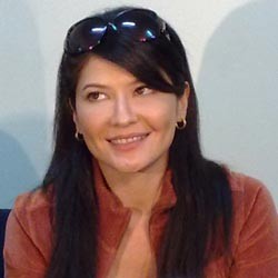 Kepergok Bareng, Mike Lewis Gandeng Tangan Tamara Bleszynski