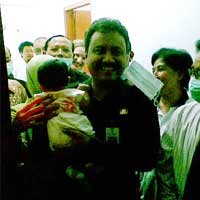 Tanpa Canggung Gus Ipul Gendong Anak Penderita AIDS 