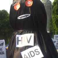 Ratusan Massa HTI Tolak Gerakan Kondomisasi