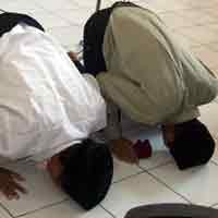 Dua Terdakwa Pencuri Satu Semangka Sujud Syukur