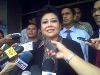 Berbaju Tutul-tutul, Hartati Sambangi Polda