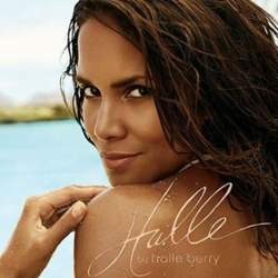 Halle Berry Berbaju Transparan di Iklan Parfum