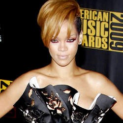 Rihanna Selalu Pakai Pakaian Dalam Seksi