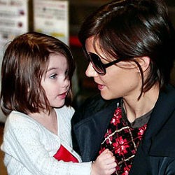 Katie Holmes Keukeuh Pakaikan Suri Sepatu High Heels