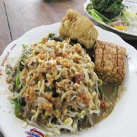 Sego Pecel Legendaris Bu Wiryo... Suedep Tenan!