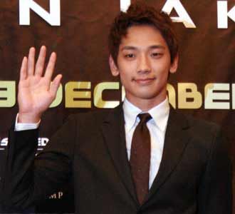 Rain Menebar Senyum di Jakarta