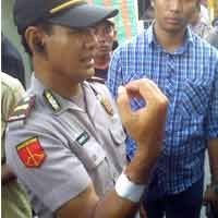 Amarah Belum Reda, Pelaku Gigit Tangan Polisi 