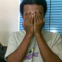 Tak Diputarkan Lagu, Tinggal Lempar Penjaga Warung