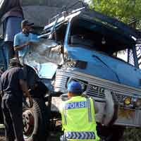 Gagal Nyalip, Truk Snack Labrak Truk Alat Pertanian