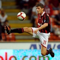 Huntelaar Merasa Kecil Dibanding Van Basten