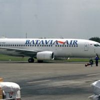 Tangga Peluncur Tertiup Angin & Masuk ke Bawah Badan Batavia Air